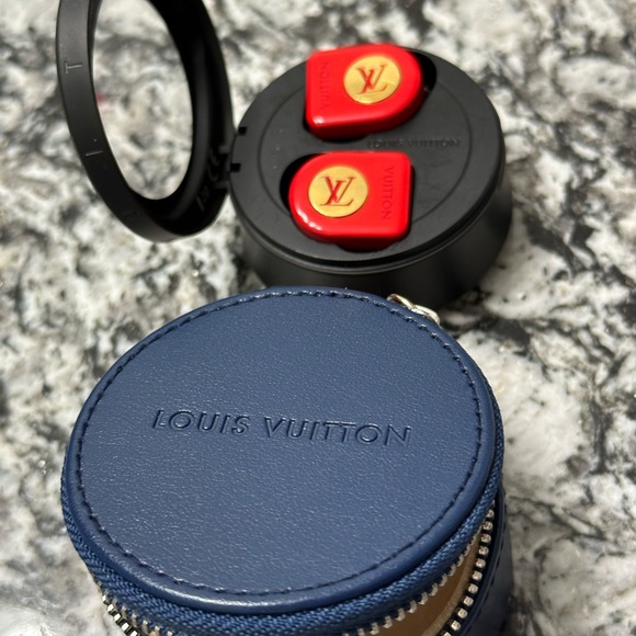 2022 Authentic Louis Vuitton Horizon Wireless Earbuds - Picture 8 of 11